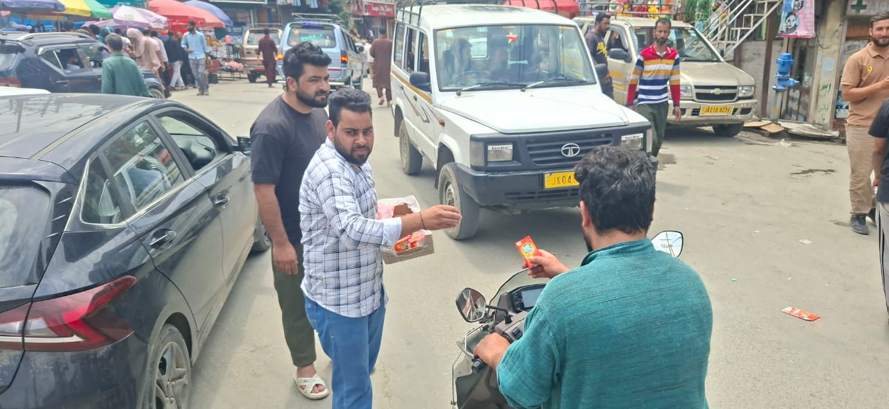 UDAAN volunteers distributing relief support in Jammu and Kashmir.